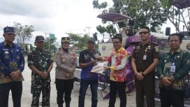 FOTO : Kepala DKPP Katingam Mozard D Staing, saat menyerahkan bantuan alsintan CBH dan Power Thresher ke Petani, serta disaksikan oleh unsur Forkopimda. 