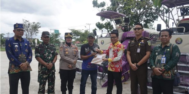 
					FOTO : Kepala DKPP Katingam Mozard D Staing, saat menyerahkan bantuan alsintan CBH dan Power Thresher ke Petani, serta disaksikan oleh unsur Forkopimda. 