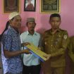 FOTO : Wabup Katingan didampingi Kapolres dan Kepala PT Jasa Raharja Wilayah Kalteng saat menyerahkan santunan ke korban.