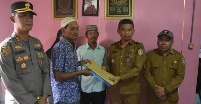 
					FOTO : Wabup Katingan didampingi Kapolres dan Kepala PT Jasa Raharja Wilayah Kalteng saat menyerahkan santunan ke korban.