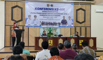 FOTO : Bupati Katingan Saiful, saat membuka kegiatan Konferensi Ke-VIII Ketua PWI Kabupaten Katingan, di aula Dinas PUPR Katingan.