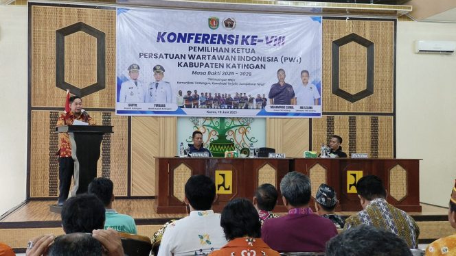 
					FOTO : Bupati Katingan Saiful, saat membuka kegiatan Konferensi Ke-VIII Ketua PWI Kabupaten Katingan, di aula Dinas PUPR Katingan.