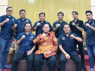 FOTO : Bupati Saiful, Pengurus PWI Kalteng dan PWI Katingan foto bersama usai silaturahmi.