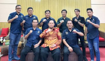 FOTO : Bupati Saiful, Pengurus PWI Kalteng dan PWI Katingan foto bersama usai silaturahmi.