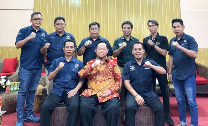 
					FOTO : Bupati Saiful, Pengurus PWI Kalteng dan PWI Katingan foto bersama usai silaturahmi.