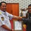 FOTO : Bupati Saiful, saat menyerahkan salinan empat usulan Raperda, ke DPRD Katingan.
