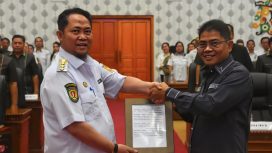 FOTO : Bupati Saiful, saat menyerahkan salinan empat usulan Raperda, ke DPRD Katingan.
