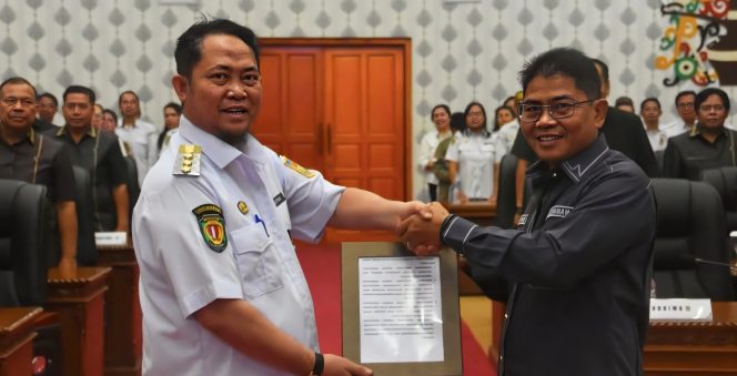 
					FOTO : Bupati Saiful, saat menyerahkan salinan empat usulan Raperda, ke DPRD Katingan.
