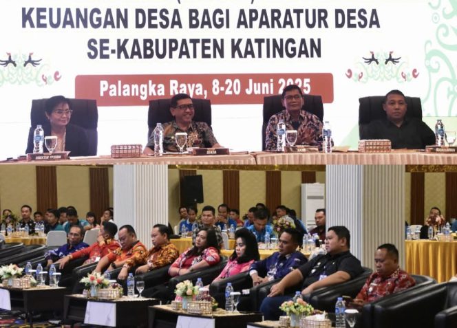 
					FOTO : Deddy Ferras, mewakili Bupati Saiful saat kegiatan pelatihan penyusunan RKPDes dan Pengelolaan Keuangan Desa.
