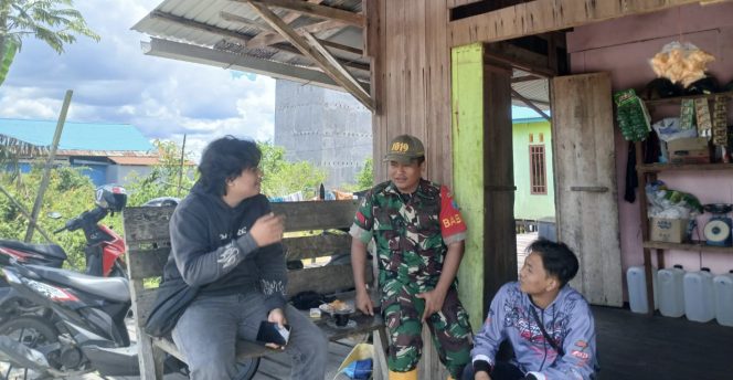 
					FOTO : Praka C. Purba, saat bersama masyarakat.
