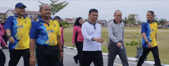 
					FOTO : Wabup Katingan bersama Kapolres dan jajaran kegiatan olahraga bersama. 