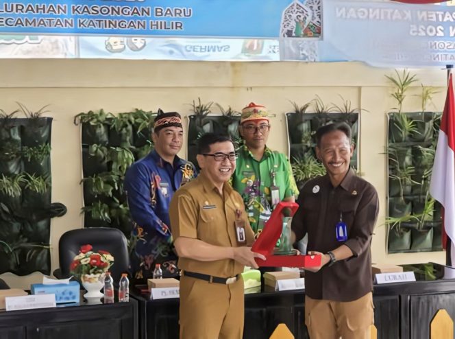 
					FOTO : Pj Sekda Deddy Ferras dan jajaran serta tim tim penilai lomba tingkat Kalteng, di Kelurahan Kasongan Baru.