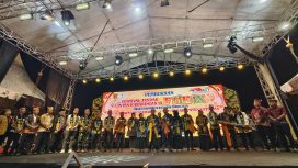FOTO : Dengan bersama-sama memukul katambuh, Bupati Katingan Saiful membuka secara resmi FTIK, di lapangan sport center Kota Kasongan.
