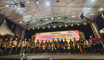 FOTO : Dengan bersama-sama memukul katambuh, Bupati Katingan Saiful membuka secara resmi FTIK, di lapangan sport center Kota Kasongan.
