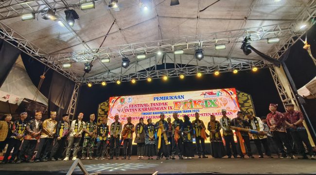 FOTO : Dengan bersama-sama memukul katambuh, Bupati Katingan Saiful membuka secara resmi FTIK, di lapangan sport center Kota Kasongan.
