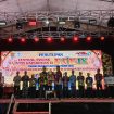 FOTO : Suasana saat penyerahan piala juara umum dan uang pembinaan oleh Pj Sekda kepada Camat Tasik Payawan.