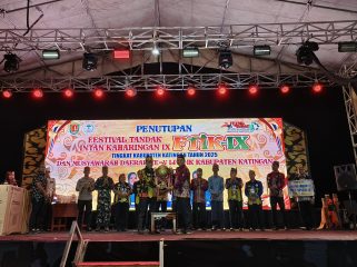 FOTO : Suasana saat penyerahan piala juara umum dan uang pembinaan oleh Pj Sekda kepada Camat Tasik Payawan.