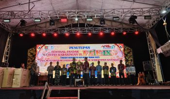 FOTO : Suasana saat penyerahan piala juara umum dan uang pembinaan oleh Pj Sekda kepada Camat Tasik Payawan.