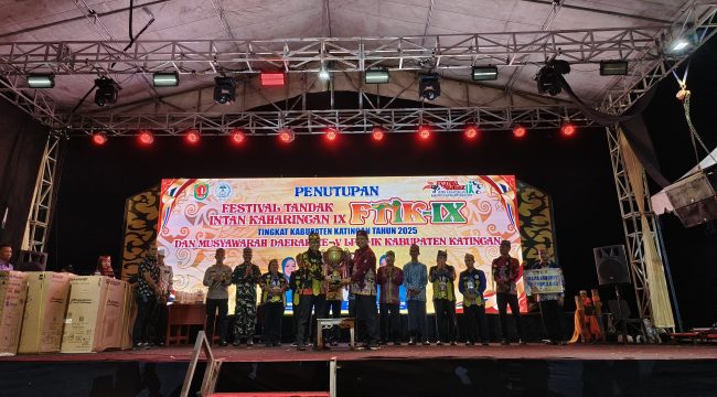 FOTO : Suasana saat penyerahan piala juara umum dan uang pembinaan oleh Pj Sekda kepada Camat Tasik Payawan.