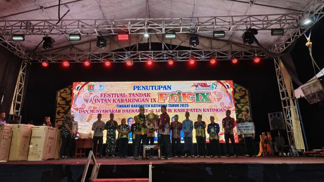 
					FOTO : Suasana saat penyerahan piala juara umum dan uang pembinaan oleh Pj Sekda kepada Camat Tasik Payawan.