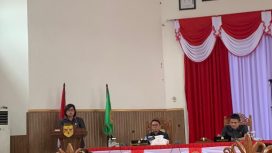 SAMPAIKAN : Juru Bicara Fraksi Partai PDIP DPRD Kabupaten Gumas Lelie menyampaikan pandangan umum fraksinya atas pidato pengantar bupati tentang Raperda Pertanggungjawaban Pelaksanaan APBD tahun 2024, di rapat paripurna ke-5 masa persidangan III tahun sidang 2025, Selasa, 24 Juni 2025.
