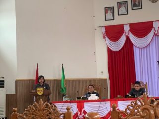 SAMPAIKAN : Juru Bicara Fraksi Partai PDIP DPRD Kabupaten Gumas Lelie menyampaikan pandangan umum fraksinya atas pidato pengantar bupati tentang Raperda Pertanggungjawaban Pelaksanaan APBD tahun 2024, di rapat paripurna ke-5 masa persidangan III tahun sidang 2025, Selasa, 24 Juni 2025.