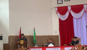 SAMPAIKAN : Juru Bicara Fraksi Partai PDIP DPRD Kabupaten Gumas Lelie menyampaikan pandangan umum fraksinya atas pidato pengantar bupati tentang Raperda Pertanggungjawaban Pelaksanaan APBD tahun 2024, di rapat paripurna ke-5 masa persidangan III tahun sidang 2025, Selasa, 24 Juni 2025.