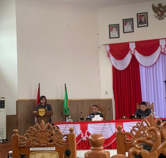 
					SAMPAIKAN : Juru Bicara Fraksi Partai PDIP DPRD Kabupaten Gumas Lelie menyampaikan pandangan umum fraksinya atas pidato pengantar bupati tentang Raperda Pertanggungjawaban Pelaksanaan APBD tahun 2024, di rapat paripurna ke-5 masa persidangan III tahun sidang 2025, Selasa, 24 Juni 2025.