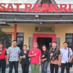 FOTO : Keluarga Kades Tumbang Jala dan perwakilan DPW TBBR Kalteng dan DPD TBBR Katingan serta Kuasa Hukum, di kantor Satreskrim Polres Katingan.
