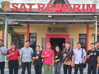 FOTO : Keluarga Kades Tumbang Jala dan perwakilan DPW TBBR Kalteng dan DPD TBBR Katingan serta Kuasa Hukum, di kantor Satreskrim Polres Katingan.
