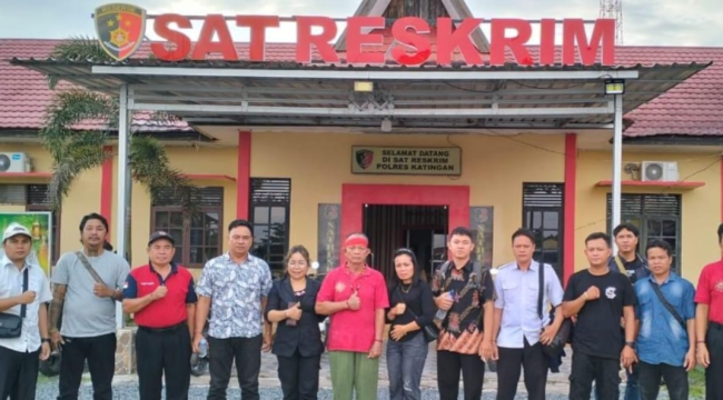 FOTO : Keluarga Kades Tumbang Jala dan perwakilan DPW TBBR Kalteng dan DPD TBBR Katingan serta Kuasa Hukum, di kantor Satreskrim Polres Katingan.

