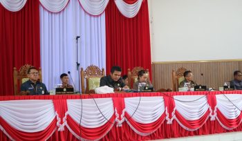 PARIPURNA : Ketua DPRD Kabupaten Gumas Binartha ketika memimpin rapat paripurna ke-9, Masa Persidangan III tahun Sidang 2025, Selasa, 1 Juli 2025.