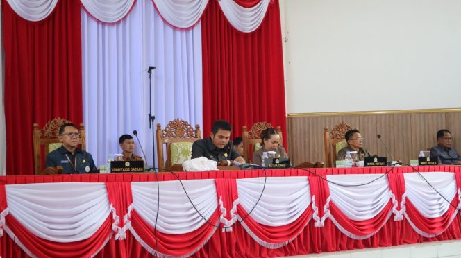 
					PARIPURNA : Ketua DPRD Kabupaten Gumas Binartha ketika memimpin rapat paripurna ke-9, Masa Persidangan III tahun Sidang 2025, Selasa, 1 Juli 2025.