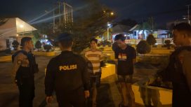 PATROLI : Suasana patroli malam anggota polres dengan mendatangi Bundaran Duhung, yang jadi lokasi tempat berkumpulnya para remaja, pekan lalu.