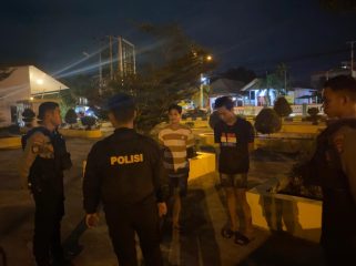 PATROLI : Suasana patroli malam anggota polres dengan mendatangi Bundaran Duhung, yang jadi lokasi tempat berkumpulnya para remaja, pekan lalu.