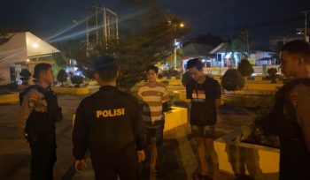 PATROLI : Suasana patroli malam anggota polres dengan mendatangi Bundaran Duhung, yang jadi lokasi tempat berkumpulnya para remaja, pekan lalu.