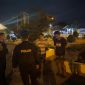 PATROLI : Suasana patroli malam anggota polres dengan mendatangi Bundaran Duhung, yang jadi lokasi tempat berkumpulnya para remaja, pekan lalu.