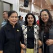 BERSAMA : Anggota DPRD Kabupaten Gumas Rayaniatie Djangkan (tengah) ketika bersama para pendeta, dalam suatu acara belum lama ini.