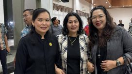 BERSAMA : Anggota DPRD Kabupaten Gumas Rayaniatie Djangkan (tengah) ketika bersama para pendeta, dalam suatu acara belum lama ini.