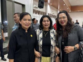 BERSAMA : Anggota DPRD Kabupaten Gumas Rayaniatie Djangkan (tengah) ketika bersama para pendeta, dalam suatu acara belum lama ini.