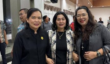 BERSAMA : Anggota DPRD Kabupaten Gumas Rayaniatie Djangkan (tengah) ketika bersama para pendeta, dalam suatu acara belum lama ini.