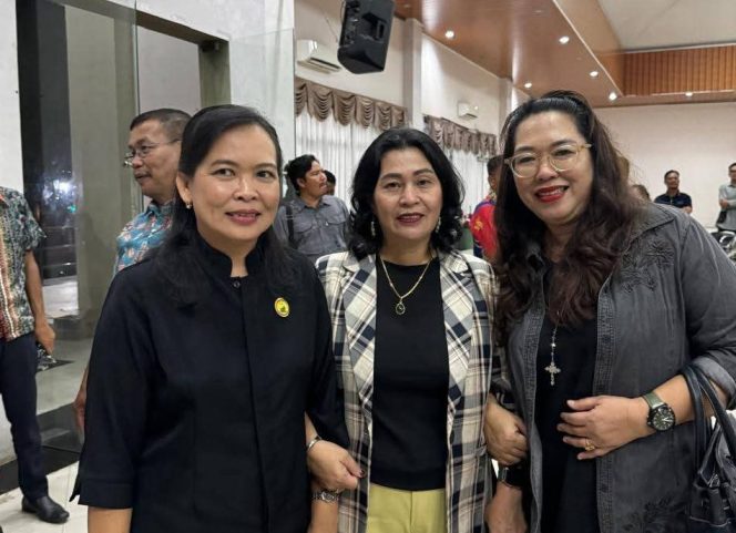 
					BERSAMA : Anggota DPRD Kabupaten Gumas Rayaniatie Djangkan (tengah) ketika bersama para pendeta, dalam suatu acara belum lama ini.