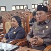 PARIPURNA : Anggota DPRD Kabupaten Gumas Endra (ujung kiri) ketika menghadiri rapat paripurna DPRD setempat, pekan lalu.
