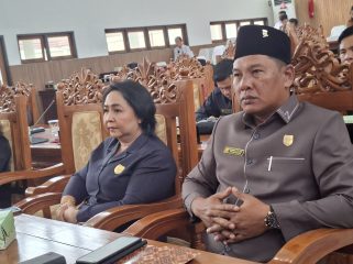 PARIPURNA : Anggota DPRD Kabupaten Gumas Endra (ujung kiri) ketika menghadiri rapat paripurna DPRD setempat, pekan lalu.