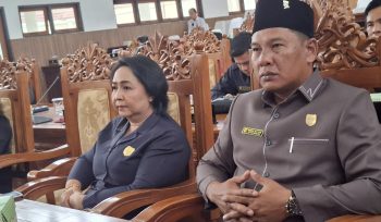 PARIPURNA : Anggota DPRD Kabupaten Gumas Endra (ujung kiri) ketika menghadiri rapat paripurna DPRD setempat, pekan lalu.