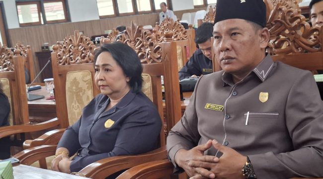 PARIPURNA : Anggota DPRD Kabupaten Gumas Endra (ujung kiri) ketika menghadiri rapat paripurna DPRD setempat, pekan lalu.