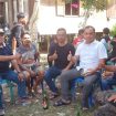 BERSAMA : Anggota DPRD Kabupaten Gumas Evandi (kemeja putih) ketika duduk bersama masyarakat di dapil III, belum lama ini.