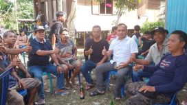 BERSAMA : Anggota DPRD Kabupaten Gumas Evandi (kemeja putih) ketika duduk bersama masyarakat di dapil III, belum lama ini.