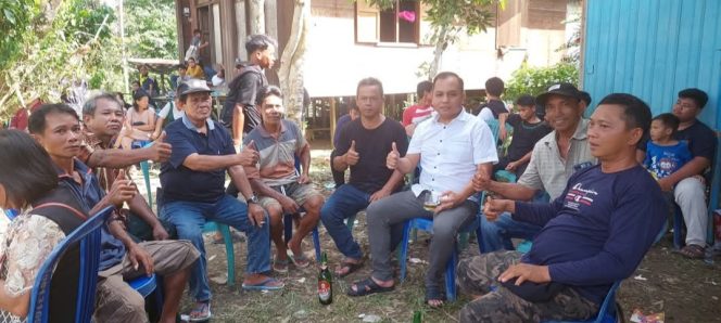 
					BERSAMA : Anggota DPRD Kabupaten Gumas Evandi (kemeja putih) ketika duduk bersama masyarakat di dapil III, belum lama ini.