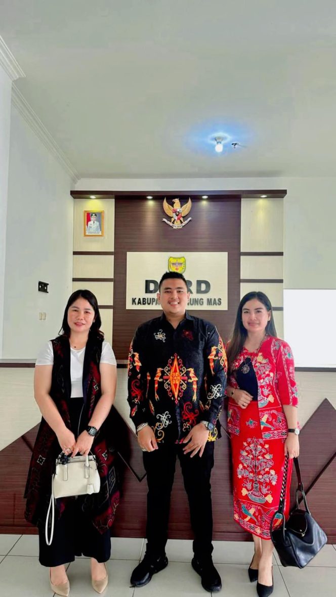
					BERSAMA : Anggota DPRD Kabupaten Gumas Elvi Esie (kanan) bersama koleganya Indra H Kiaji dan Karolina, di kantor DPRD setempat, pekan lalu.